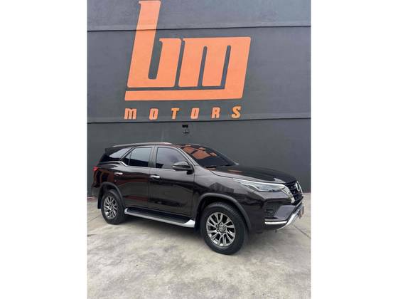 TOYOTA HILUX SW4 2.8 D-4D TURBO DIESEL SRX 7L 4X4 AUTOMÁTICO